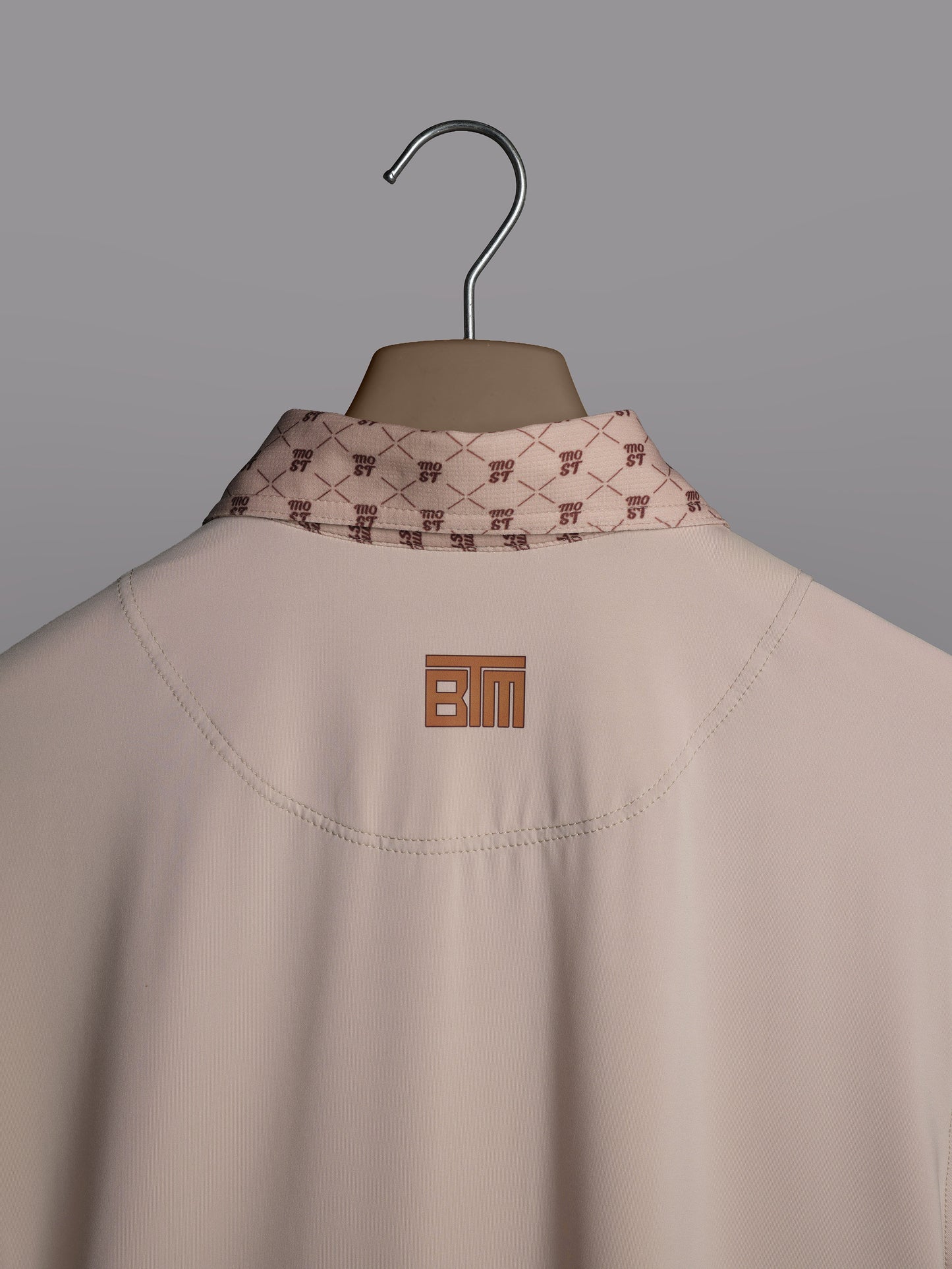 Polo de Golf para Hombre Camel de Manga Corta – Elegancia y Versatilidad – BTM Golf