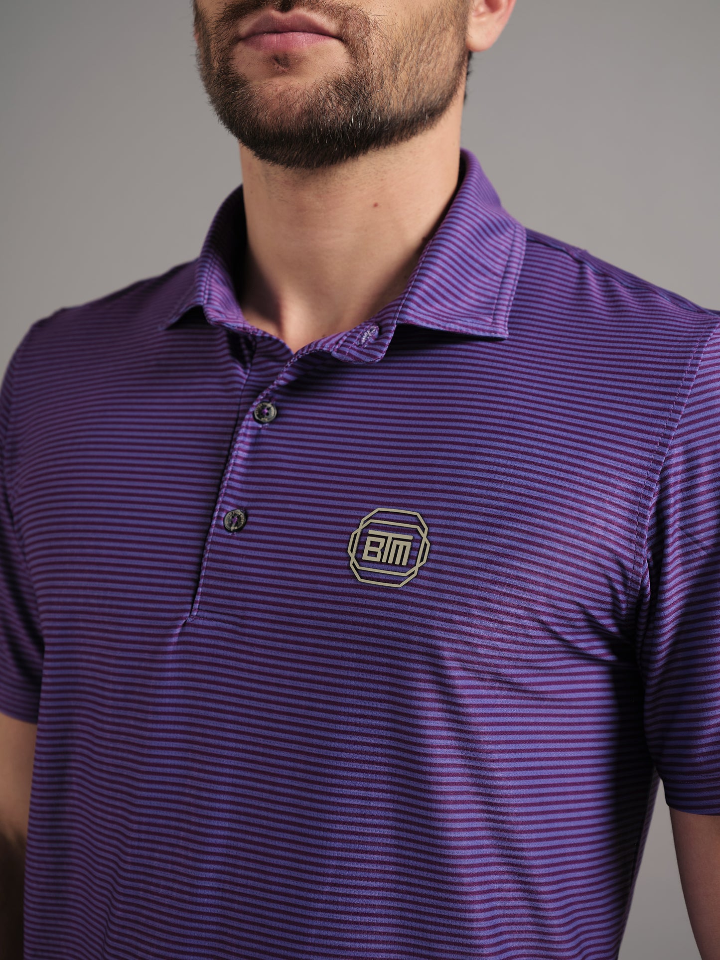 Polo de Golf para Hombre Morado con Rayas Horizontales – Manga Corta